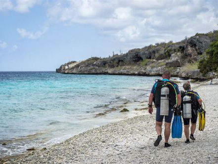 Backpack track: Laura ging duiken in Curaçao met Foster the People