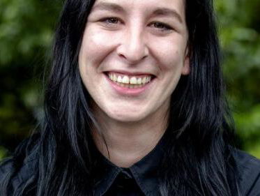 Ryanne van Dorst sluipt door de nacht, opzoek naar interessant verhalen