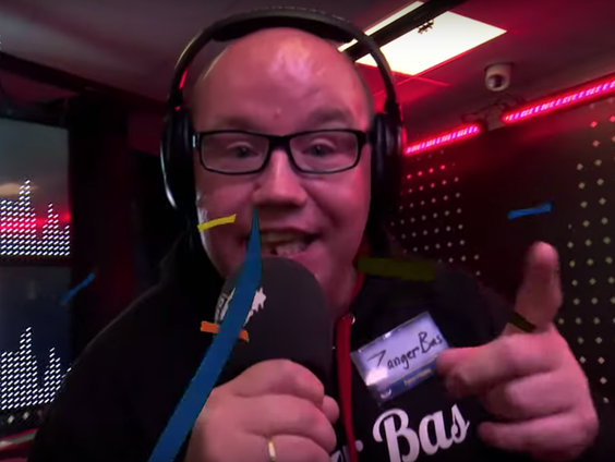 Zanger Bas doet 'De Week Is Om'