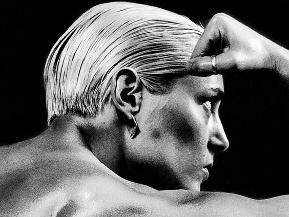 Jehnny Beth omarmt de chaos op haar ijzersterke solo debuut