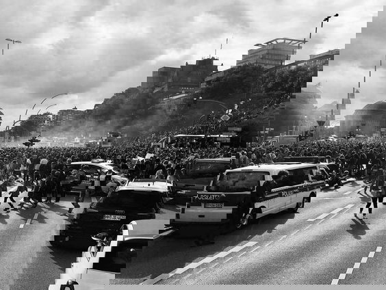 Wat je aandacht geeft, groeit. Daarom doet NH nieuws geen live-verslag meer van de rellen