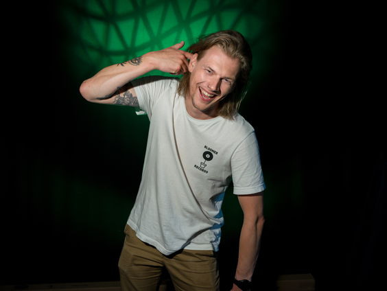 Kevin verliest baan omdat echtgenote escortbedrijf runt.