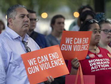 Zullen wapens nu eindelijk verdwijnen uit het Amerikaanse straatbeeld? Amerika-deskundige Victor Vlam leg ...