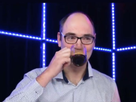 Robert drinkt voor het eerst koffie en WALGT!