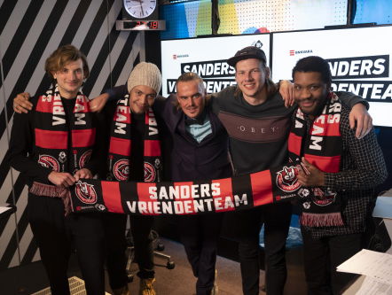 Jordy van De Likt houdt van crowdsurfen, ondanks de ijzeren plaat in zijn nek.