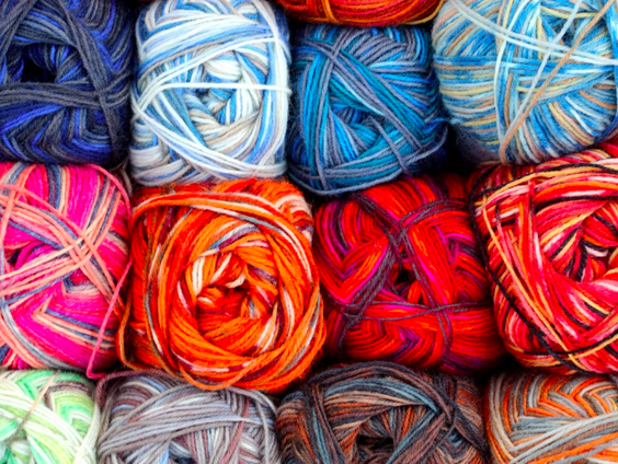 Deze bejaarden gaan een wereldrecord aan elkaar breien