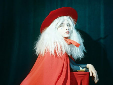 Kate NV gooit haar kinderlijke verwondering in een Japanse synthpop-wikkel