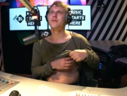 De tepels van @kevinvanarnhem weten wat voor weer 't morgen wordt! #3FM #tepels