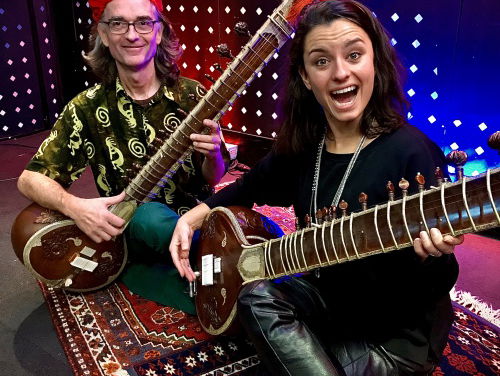 SITARklaas: Eva Koreman krijgt sitarles