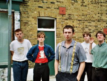 Manoek staat in het stijf uitverkochte Doornroosje bij Shame!