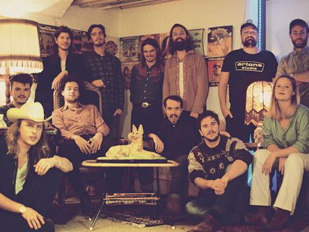 Evelyne is gek op haar dochters gitaarleraar en zijn vrienden