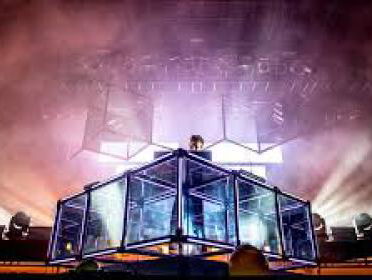 JWNWJKR: Vanaf de Eiffeltoren (!) zoekt Raymond iets tussen Mura Masa en Flume