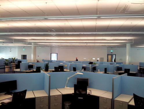 Vera probeert het 3FM callcenter in te komen..