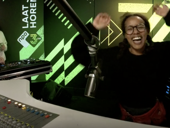 Job Sifre en Eva Cleven dansen even alsof ze in de club zijn