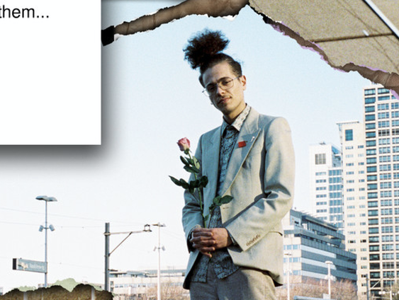 Multiplayer Benjamin Fro hunkert naar het podium en open relaties