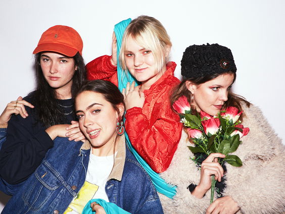 Hinds ziet hun bestaan als ‘The Prettiest Curse’