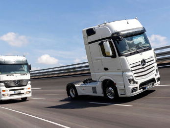 Knipperlichtliedje: Witte Mercedes Actros