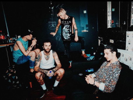 Rowan ontdekte The Hunna al een paar jaar geleden op Spotify, en plugt ze nu zelf op de radio!