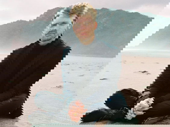 FINNEAS zingt recht je ziel in op 'What They'll Say About Us'