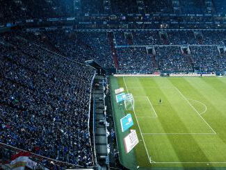 50.000 voetballiefhebbers die tegelijk hetzelfde zingen, hoe kan dat eigenlijk?