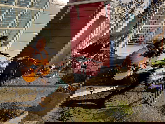 Luister hier het thuisconcert van Douwe Bob terug