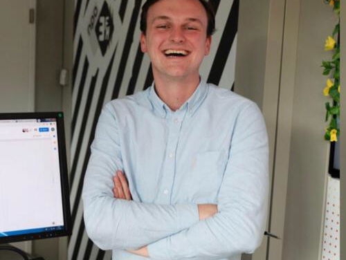 Mark en Rámon dwingen producer Hein-Jan tot eerste rijles