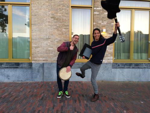 Electric Tribe zingt F1 protestlied voor de burgemeester van Zandvoort