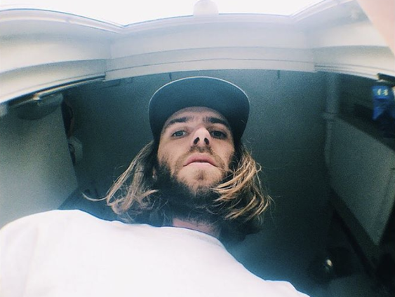 Corny Cat speelt spelletjes in bed om alles te vergeten