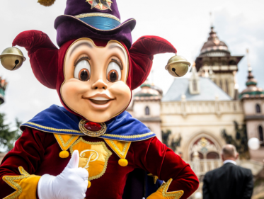 Eftelinggekkies nemen koffie en cake mee voor de afscheidsshow van de Pandadroom