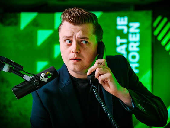 DE HINDERTELEFOON: 3FM-dj Joost Schulte trapt er vollédig in!