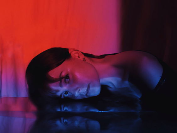 CHARLOT houdt wel van een donker randje in haar muziek