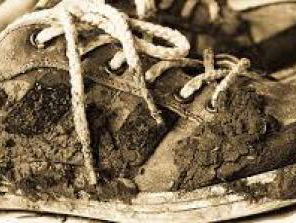 SOPHIE RAPT OVER GROTE PUPILLEN EN VIEZE SNEAKERS