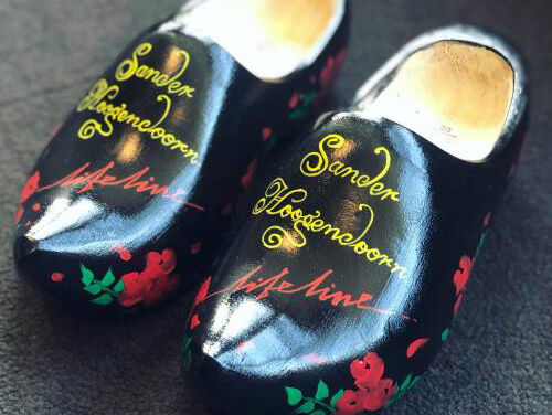 Bertus is 71 en trommelt al zijn klompenvrienden op om mee te lopen op klompen!