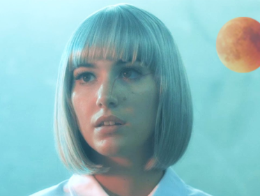 Teske slaapt in een vogelkijkhut om het beste uitzicht op de Bloedmaan te hebben