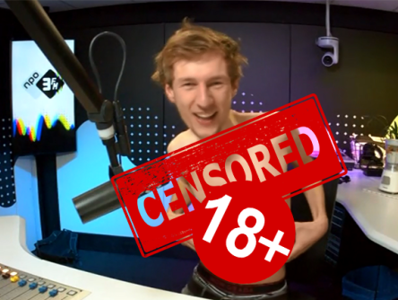 Joost stript op de 3FM webcam!