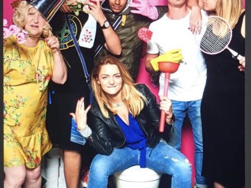 Het gaat helemaal mis met de 'pleegirls and playboys' naar Lowlands