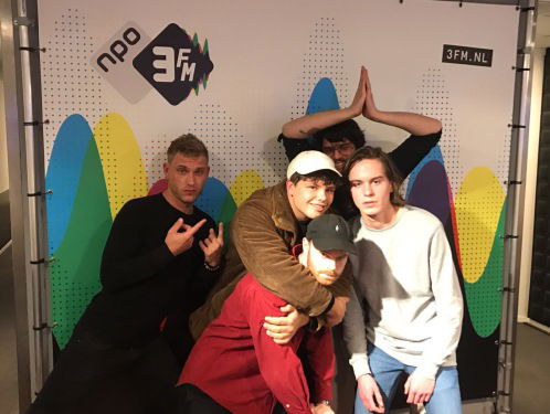 BROEK UIT! BROEK UIT! Laat je tatoeage zien!