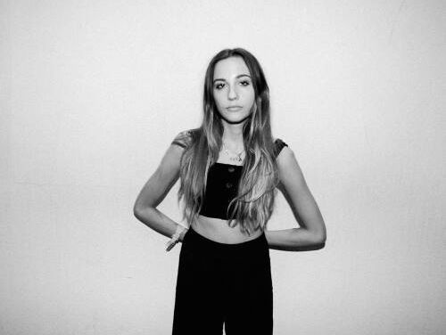 Cloves heeft een prachtige stem die je zeker in de gaten moet houden!