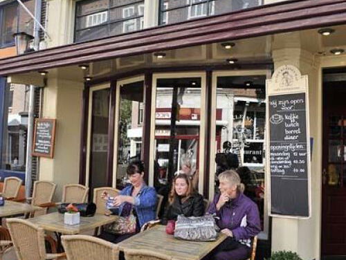 Medewerkers van de Dag Dennis en Sjors staan een tikkie brak in de keuken