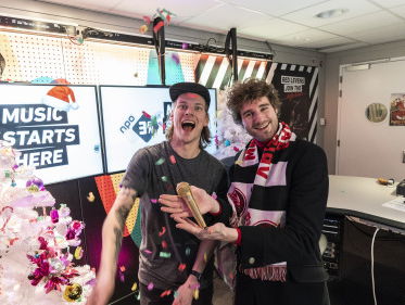 Thijs Boontjes met een bijzonder (en beetje vies) cadeau in de studio!