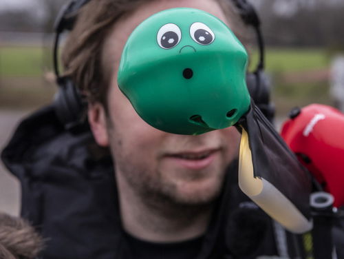 Rámon wordt uitgelachen om mobiele radiostudio