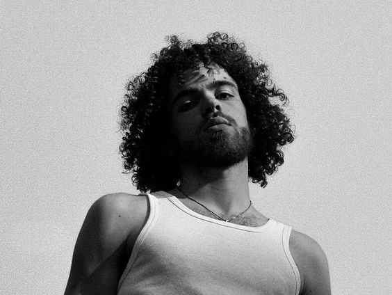 Laat je meeslepen in de vrijelijke sfeer van Elijah Waters