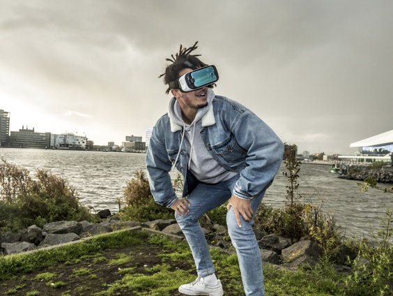 Door een virtual reality bril discriminatie meemaken? Dat kan nu!