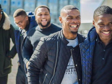 Broederliefde belooft nog voor het vertrek van Roos in de studio langs te komen!