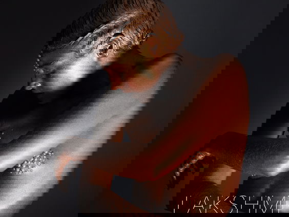 Laksmhi zingt een Elektronisch harde Lullaby