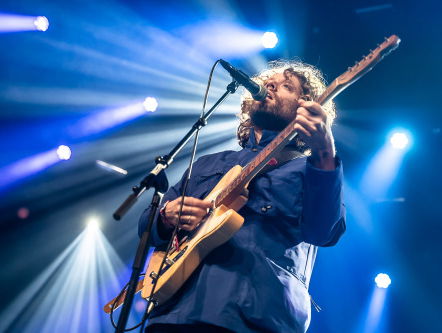 Benny Sings is dankbaar in zijn nieuwe single 'Music'