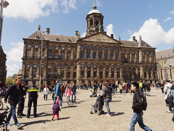 In je eentje op de Dam protesteren tegen racisme: Zolang het nodig is