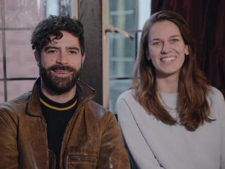 Vera ging naar de kroeg met Yannis van Foals voor een pintje en een interview!