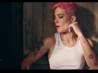 Halsey keek af bij Justin Timberlake voor haar 'Without Me'