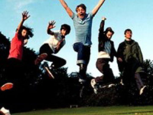 HANNEKE HOORT LACH GELUIDEN IN STARTS WITH NOTHING VAN KAISER CHIEFS